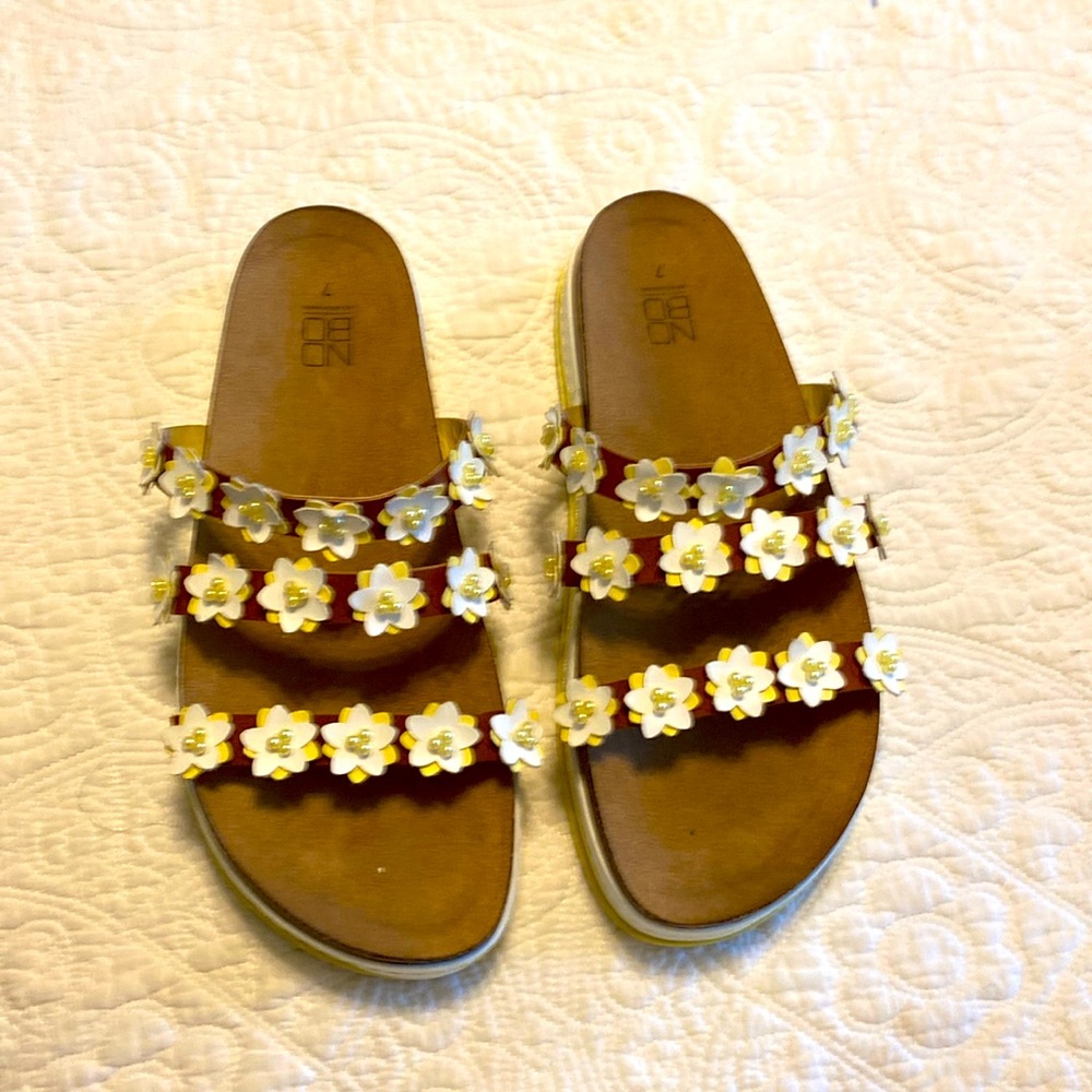 NO‎ BOUNDARIES three strap slip-on platform sandal with daisies